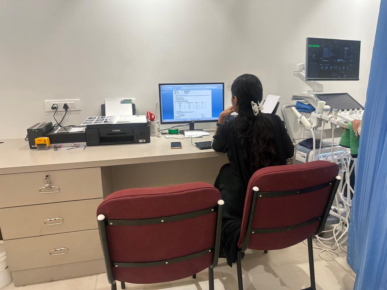 Ultrasound guided intervention being performed by a specialist